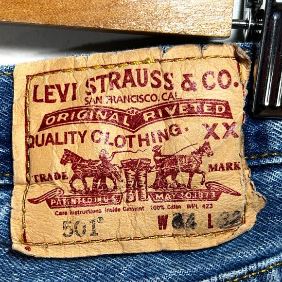 Levis 501 Jeans Mens 32x31 Straight Medium Wash Cotton Distressed Frayed - Picture 4 of 14
